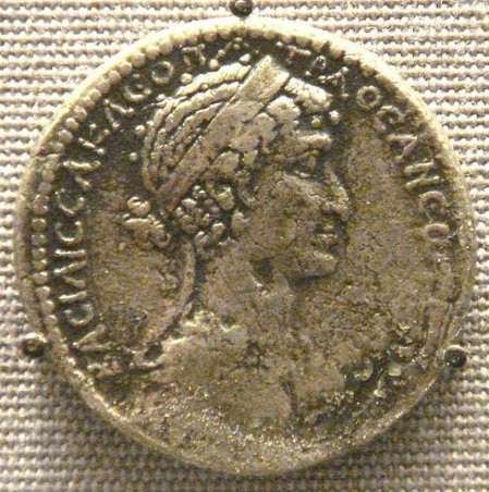 Монета с портретом Клеопатры